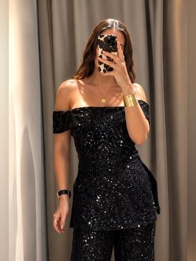 NEW Zara night out Off-Shoulder sequin Top M
🚨FINAL PRICE NO DISCOUNT